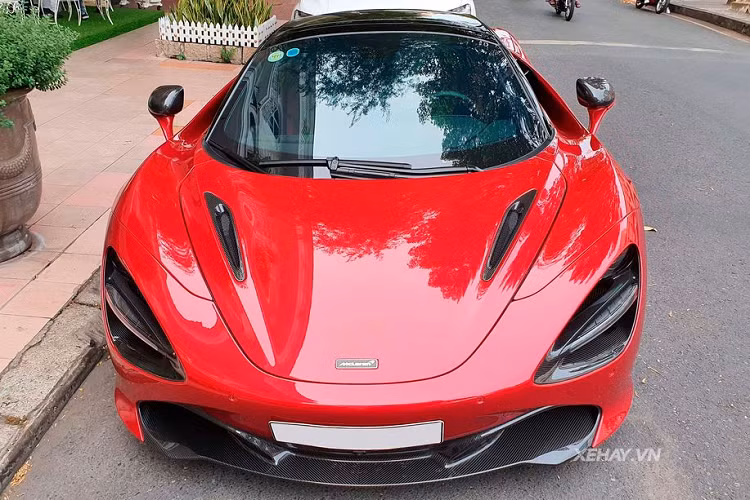 McLaren 720S Spider có trọng lượng khô là 1.322kg, nặng hơn 49kg so với coupe bởi vì hệ thống mui cứng và phần chứa mui. Mặc dù vậy, 720S Spider vẫn nhẹ hơn 88kg so với đối thủ Ferrari 488 Spider. Với thiết kế tập trung tối đa vào trải nghiệm lái, các trang bị nội thất của 720S Spider sẽ khá đơn đơn, bao gồm một màn hình trung tâm kích thước 8 inch, có tích hợp sẵn các chức năng điều chỉnh âm thanh, giải trí, định vị, hệ thống điều hòa và một vài tính năng tiện lợi khác.