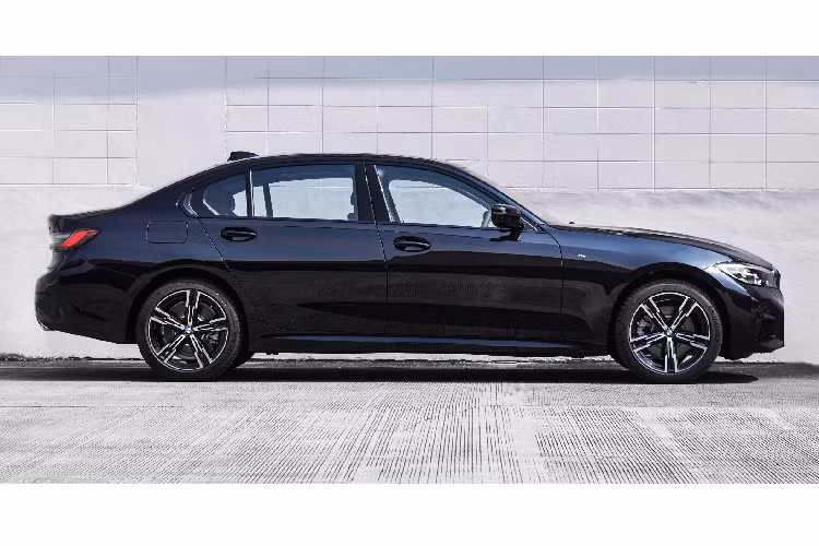 Cả BMW 3-Series Gran Limousine ở Ấn Độ, 3-Series Gran Sedan G28 ở Thái Lan và 3-Series LWB tại Trung Quốc đều có cùng chiều rộng 1.827 mm và chiều cao 1.442 mm so với bản G20. Tuy nhiên, ba biến thể này dài hơn 110 mm, ở mức 4.819 mm, trục cơ sở 2.961 mm, trong khi bản 3-Series tiêu chuẩn là 2.851 mm.