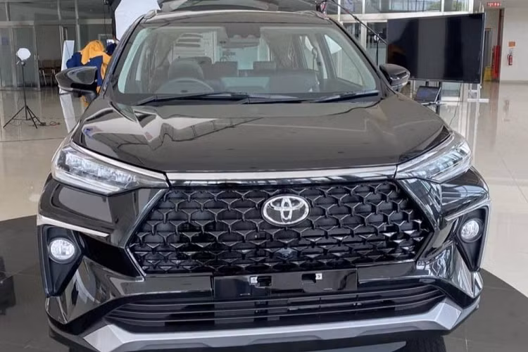 Bước sang thế hệ mới, Toyota Avanza gần như lột xác ở ngoại hình và chịu ảnh hưởng từ hai mẫu SUV cỡ nhỏ là RAV4 cũng như Corolla Cross, thể hiện rõ qua thiết kế đầu xe. Tại đây, chúng ta sẽ bắt gặp lưới tản nhiệt hình lục giác cỡ lớn với mắt lưới hình mắt cáo. Trên đỉnh lưới tản nhiệt còn có nẹp mạ crôm kéo dài sang hai bên và nối liền với đường chân kính.