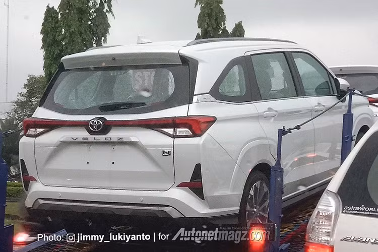 Vào hồi giữa tháng 10 vừa qua, một chiếc Toyota Avanza thế hệ mới đã bất ngờ xuất hiện "bằng xương, bằng thịt" tại đại lý ở Indonesia. Đến nay, thông tin về thời điểm chính thức trình làng của mẫu MPV giá rẻ này đã được hé lộ. Đúng như dự đoán từ trước đó, Toyota Avanza 2022 sẽ ra mắt Đông Nam Á vào cuối năm nay, cụ thể là ngày 10/11 tới đây khi triển lãm Ô tô Quốc tế Gaikindo Indonesia (GIIAS) 2021 khai mạc.