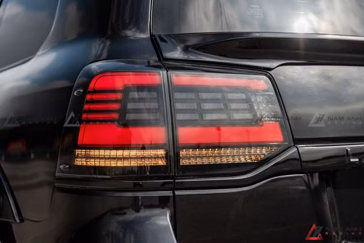 Các vòm bánh Toyota Land Cruiser cũ độ khủng này cũng được thay bằng loại cơ bắp hơn khiến chiều rộng xe tăng thêm 8 cm, rất hợp với bộ mâm Wald 22 inch 5 chấu kép sơn 2 tông màu mới.