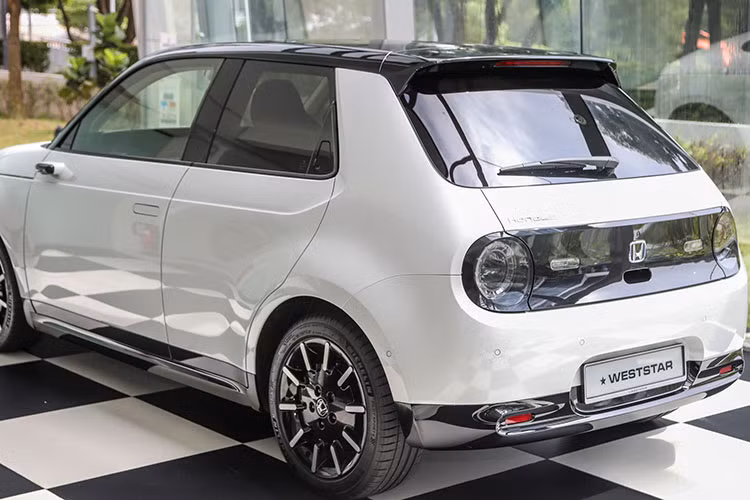 Lần đầu ra mắt công chúng vào tháng 9/2019, Honda e hoàn toàn mới gây ấn tượng mạnh mẽ với dáng xe nhỏ gọn, các chi tiết thiết kế đẹp mắt và đặc biệt là không có gương chiếu hậu ngoài. Tại thị trường Anh, Honda e hiện có sẵn với 2 phiên bản: Standard và Advance.