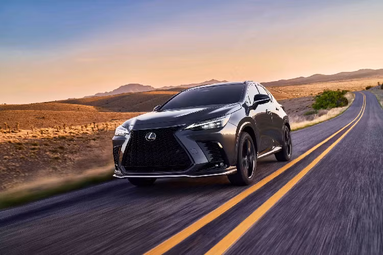 Cuối cùng là Lexus NX450h+ 2022 với hệ truyền động plug-in hybrid, bao gồm máy xăng 4 xi-lanh, hút khí tự nhiên, dung tích 2.5L, 2 mô-tơ điện nằm trên 2 cầu và cụm pin lithium-ion 18,1 kWh, cho công suất tổng cộng 302 mã lực. Cụm pin cho phép xe chạy 88 km mà không cần dùng động cơ xăng. Thời gian sạc đầy cụm pin này là 5 tiếng 30 phút.