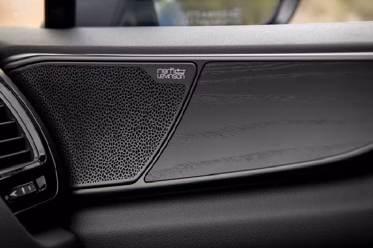 Cụ thể, Lexus NX250 2022 dùng động cơ xăng 4 xi-lanh, hút khí tự nhiên, dung tích 2.5L với công suất tối đa 203 mã lực và mô-men xoắn cực đại 250 Nm. Động cơ này đi với hộp số tự động 8 cấp và hệ dẫn động 1 cầu hoặc 2 cầu. Thứ hai là động cơ xăng 4 xi-lanh, tăng áp, dung tích 2.4L với công suất tối đa 275 mã lực và mô-men xoắn cực đại 430 Nm dành cho Lexus NX350 2022.