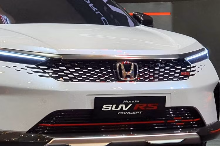 Được thiết kế tại Thái Lan, Honda SUV RS 2022 mới sở hữu ngoại hình nhỏ xinh và trẻ trung. Trên đầu xe, mẫu SUV 5 chỗ này được trang bị cụm đèn pha LED thanh mảnh và sắc sảo. Cụm đèn pha nối liền với lưới tản nhiệt rộng, đi kèm mắt lưới như bàn cờ. Các mắt lưới tản nhiệt còn mở rộng sang hai bên, gợi liên tưởng đến những mẫu xe Peugeot như 3008 mới.