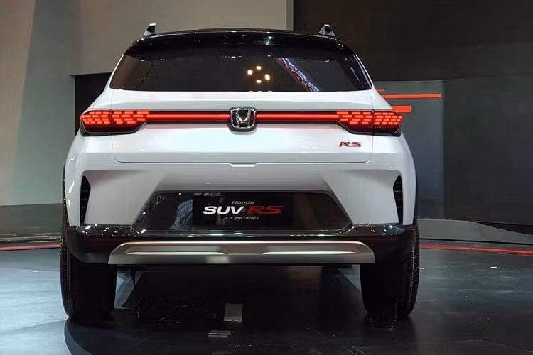 Ngoài ra, Honda ZR-V 2022 mới dự kiến còn được trang bị cả gói công nghệ an toàn chủ động Honda Sensing, bao gồm hệ thống phanh khẩn cấp tự động và hệ thống kiểm soát hành trình thích ứng.