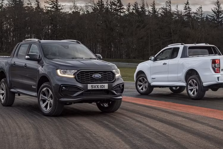 Đầu tiên, bán tải Ford Ranger MS-RT được trang bị bộ body-kit bên ngoài mang thiết kế đơn giản hơn hẳn so với 2 "đàn anh" Raptor và Wildtrak.
