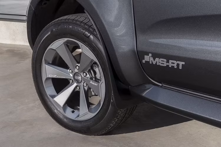 Đối với không gian nội thất, Ford Ranger MS-RT được trang bị ghế ngồi bọc da cao cấp cùng đường chỉ khâu màu cam tương phản, đèn viền nội thất, hệ thống SYNC 3, màn hình giải trí 8 inch, ghế tước có sưởi, thảm sản và bệ bước chân cho dập chi tiết MS-RT.