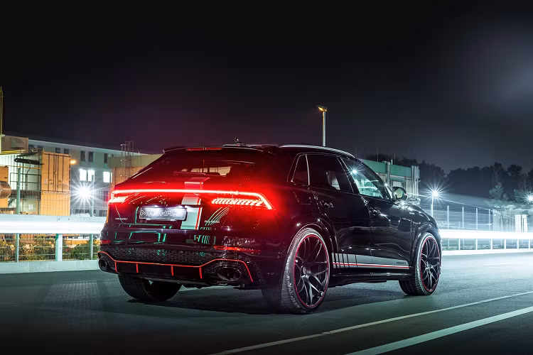 Phiên bản nâng cấp đầu tiên dành cho Audi RS Q8 độ Manhart Performance từng cho ra mắt chính là bản “RQ 900” mạnh 905 mã lực. Bản độ mang tên Manhart RQ 900 đã được công bố hơn một năm trước với một số hình ảnh thiết kế. Cho tới nay, hãng độ xe Đức đã ra mắt thêm bản độ mang tên “RQ 800” với những chi tiết độ đơn giản hơn so với phiên bản RQ 900, điển hình như các chi tiết độ thân rộng cũng được cắt giảm.