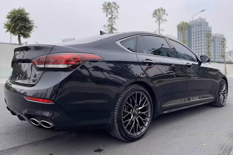 “Dàn chân” của xe là bộ mâm hợp kim kích thước 19 inch thiết kế đẹp mắt, đủ để người chơi sử dụng mà không cần phải nâng cấp sang mâm đồ chơi khác. Từ phía sau, Genesis G80 Sport khá hấp dẫn với cản sau màu đen trang bị ống xả kép.