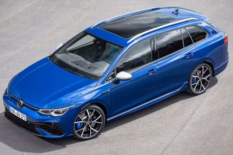 Phiên bản thực dụng hơn của Volkswagen Golf R 2022 mới có thể được gọi bằng một trong bốn cái tên: Wagon, Combi, Variant hoặc Estate. Xe có phần mui dài hơn cùng nhiều tính năng thú vị, đủ để trở thành một sự thay thế hợp lý hơn cho những chiếc SUV hiệu suất cao.