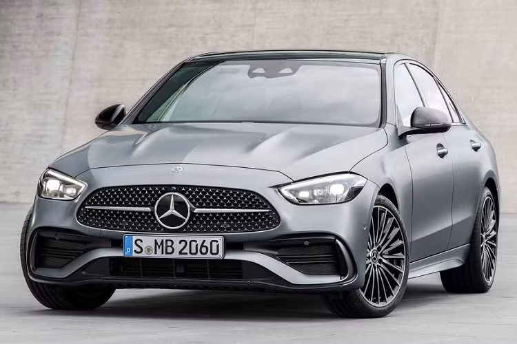 Theo ghi nhận tại một số đại lý Mercedes-Benz trên toàn quốc, hiện nay, nhiều nơi đã bắt đầu nhận đặt cọc đối với mẫu xe C-Class thế hệ mới, cụ thể là phiên bản cao cấp C300 AMG. Đáng chú ý, các tư vấn bán hàng tại đây tiết lộ, những lô xe đầu tiên của Mercedes-Benz C300 AMG 2022 mới tới tay khách hàng sẽ theo diện nhập khẩu nguyên chiếc từ Đức. Mức giá bán dự kiến khoảng 2,3 tỷ đồng, cao hơn tới khoảng 300 triệu so với C300 AMG phiên bản lắp ráp trước đây.