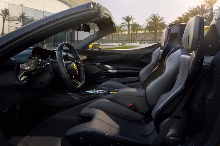 Ngoài màu sơn đen, chiếc siêu xe mui trần Ferrari SF90 Spider mới về đội của nam diễn viên Kevin Hart còn đi kèm các tùy chọn carbon và kẹp phanh màu vàng. Bên trong khoang lái xe có ghế ngồi màu đen với đường chỉ may cùng logo ngựa chồm màu vàng.
