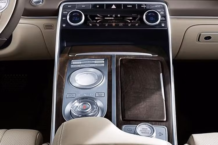 Những chi tiết đáng chú ý khác bên trong khoang cabin của Genesis GV80 2020 bao gồm cửa gió điều hòa có kiểu dáng thanh mảnh, kéo dài đến tận cửa bên ghế phụ lái đi kèm với những điểm nhấn kim loại, vô lăng 2 chấu bọc da và cần số truyền thống được thay thế bằng núm xoay chọn số theo phong cách xe Jaguar. Genesis cho biết GV80 sẽ được cung cấp cả hai cấu hình hai hàng ghế và ba hàng ghế.
