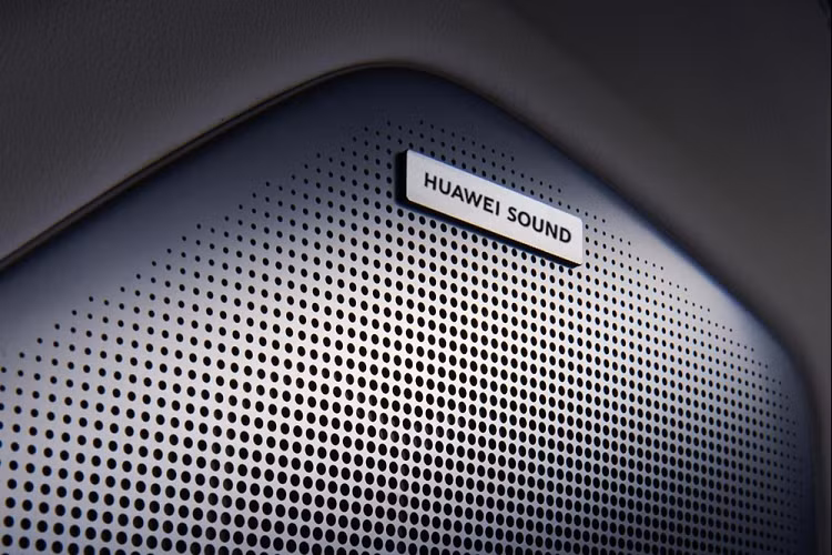 Tương tự nhiều mẫu xe đời mới hiện nay, Huawei SF5 chạy điện cũng đi kèm tay nắm cửa nằm chìm vào thân xe và có thể bật lên khi cần. Trong khi đó, kính cửa sổ của xe được thiết kế như đôi cánh mềm mại. Tiếp đến là nóc dốc về phía sau và bộ vành hợp kim với thiết kế 5 chấu, phối 2 màu. Đằng sau, mẫu ô tô đầu tiên của Huawei đi kèm đèn hậu LED nối liền với nhau bằng dải đèn ở giữa, cánh gió mui tích hợp đèn phanh trên cao và bộ khuếch tán gió giả dưới cản sau.