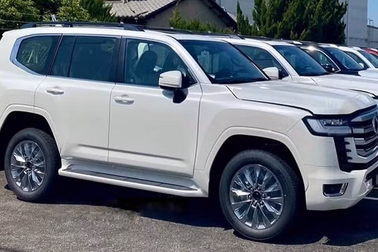 Mặc dù Toyota Land Cruiser 2022 thế hệ mới hứa hẹn mang nhiều đổi mới nổi bật như thiết kế, động cơ V6 tăng áp kép, hộp số tự động 10 cấp, nội thất màn hình lớn hơn, có HUD, phanh tay điện tử và hơn nữa. Dẫu vậy, tệp khách hàng thích Land Cruiser thường yêu thích xe thuần tuý như máy lớn, phanh tay cơ và họ ít quan tâm đến những công nghệ hiện đại.