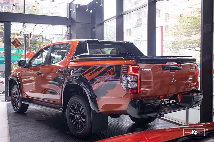Mitsubishi Triton Athlete sử dụng động cơ diesel 2.4L MIVEC cho công suất 179 mã lực, mô-men xoắn 430 Nm đi kèm hộp số tự động 6 cấp với chế độ thể thao, tích hợp lẫy chuyển số. Sức mạnh được truyền đến bánh xe thông qua hệ dẫn động 2 cầu Super Select 4WD-II với khóa vi sai trung tâm, Triton có 4 chế độ lái địa hình là sỏi, bùn, cát và đá.