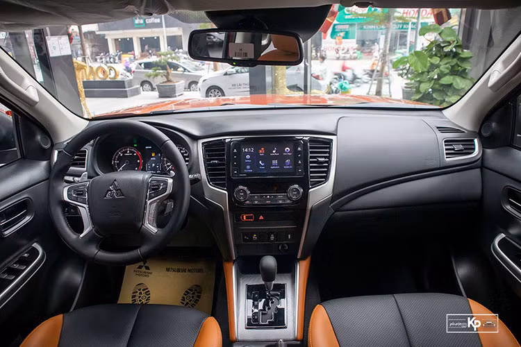 Tông màu chủ đạo ở khoang lái Mitsubishi Triton Athlete chính là Đen/Cam. Mẫu xe này có thêm những đường chỉ may màu cam ở cần số và ốp cửa, vô-lăng tạo sự tương phản. Thiết kế tổng thể của khoang nội thất trên Triton Athlete vẫn được giữ nguyên như bản cũ.