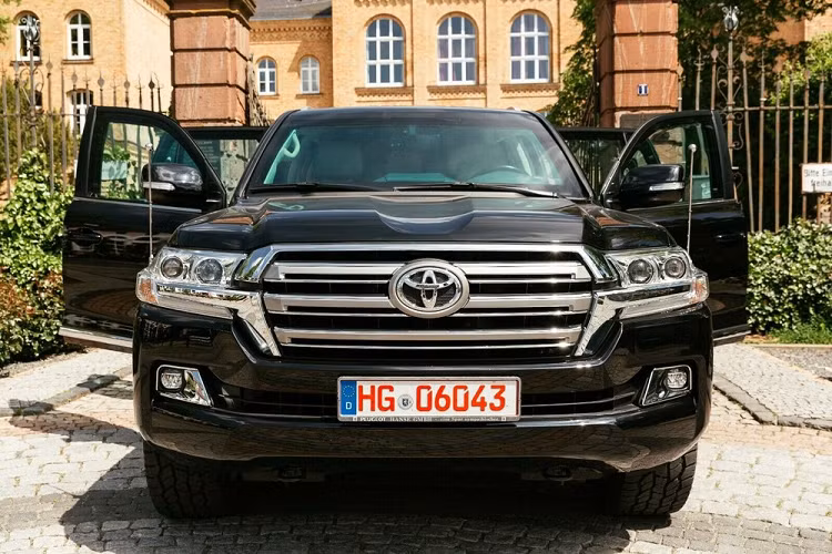 Công ty chịu trách nhiệm sản xuất chiếc Toyota Land Cruiser này là Aurum Security đặt trụ sở tại Đức. Theo công ty này, chiếc SUV Toyota Land Cruiser bọc thép có khả năng bảo vệ ở mức cao nhất là VPAM VR10 và B7+. Nói cách khác, xe có thể chống được sức công phá của 15 kg thuốc nổ TNT. Ngoài ra, chiếc SUV Nhật Bản này cũng chống được cả đạn của súng trường Kalashnikov và súng bắn tỉa Dragunov.