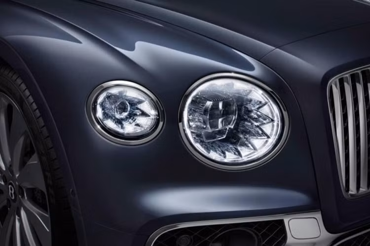 Dòng xe siêu sang Bentley Flying Spur đang đảm nhận hai nhiệm vụ là cạnh tranh với Mercedes-Maybach S-Class mới sắp được bán chính hãng tại Việt Nam cũng như giúp các khách hàng có nhu cầu mua xe siêu sang cao cấp hơn khi phiên bản Bentley Mulsanne đã bị dừng sản xuất nhưng chưa có xe thay thế.