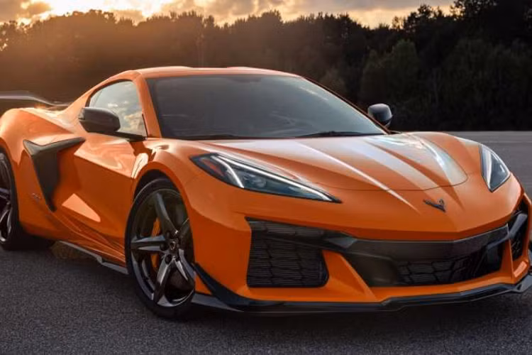 Chevrolet vừa chính thức ra mắt phiên bản hiệu năng cao Z06 cho mẫu xe thể thao C8 mới nhất, ra mắt cách đây 2 năm, của mình. Là bản hiệu năng cao, đương nhiên Chevrolet C8 Corvette Z06 2022 mới sở hữu khá nhiều nâng cấp về kết cấu, khí động học và một số chi tiết nhằm tạo phong cách riêng.
