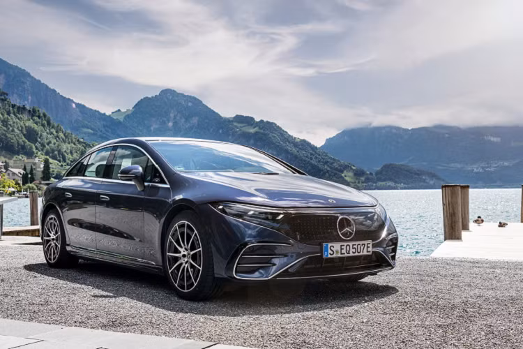EQS 580 4MATIC 2022 sử dụng hệ dẫn động bốn bánh toàn thời gian cùng động cơ điện kép sản sinh công suất 516 mã lực và mô-men xoắn 856 Nm. Thời gian tăng tốc từ 0-96 km/h còn 4,1 giây, trong khi tốc độ tối đa không thay đổi