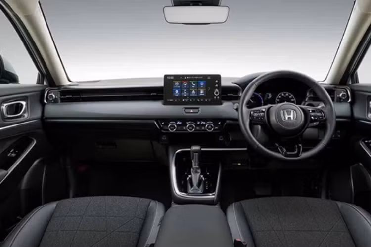 Nội thất Honda HR-V thế hệ mới mang bố cục hiện đại và thân thiện với người dùng. Xe được trang bị màn hình giải trí đặt nổi ở bảng điều khiển trung tâm tương như như Civic thế hệ mới. Đồng hồ hỗ trợ lái duy trì kiểu analog + kết hợp với màn hình đa thông tin. 