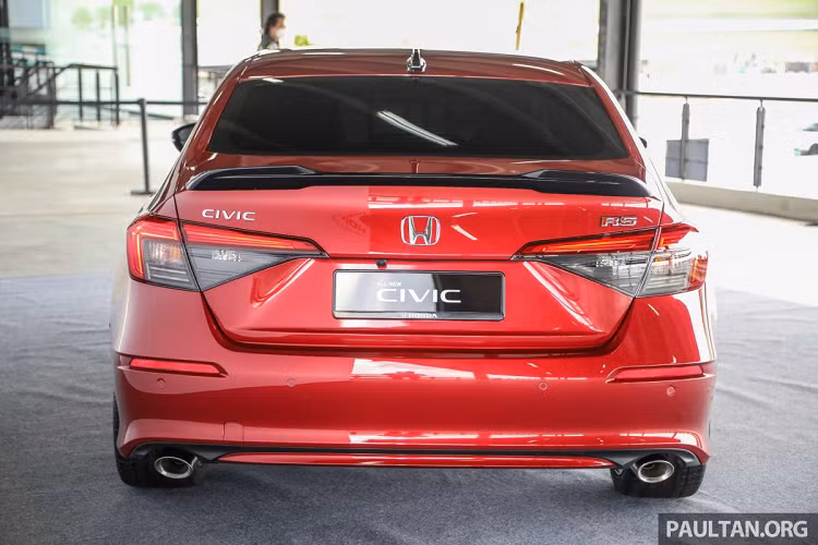 Tại Việt Nam, thông tin về việc Honda Civic 2022 sắp ra mắt cũng đã xuất hiện, động thái ưu đãi mạnh tay của Honda dành cho mẫu xe này trong thời gian qua cũng được cho là nhằm đẩy hàng tồn phiên bản hiện tại để đón phiên bản mới.