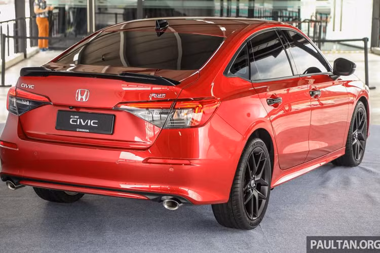 So với Civic tại Thái Lan, động cơ trên Civic tại Malaysia mạnh hơn 8 mã lực và 20 Nm. Sức mạnh được dẫn xuống cầu trước thông qua hộp số CVT. Trong khi đó, bản máy xăng 1.8L hút khí tự nhiên ở thế hệ cũ đã bị loại bỏ. Tất cả các phiên bản của Honda Civic 2022 mới đều sử dụng động cơ 1.5L tăng áp.