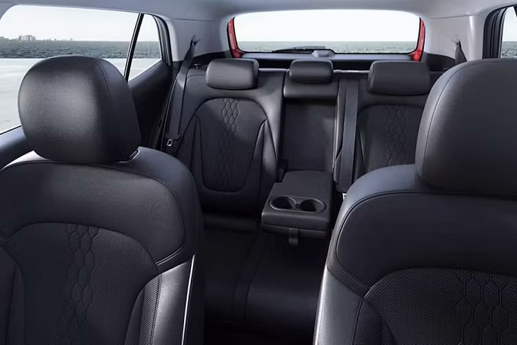 Trong khi đó, thiết kế sườn xe của Hyundai Creta 2022 không khác biệt nhiều so với phiên bản cũ, trừ bộ vành la-zăng mới. Bộ vành này có thiết kế 5 chấu kép và sơn phối 2 màu thể thao. Bên cạnh đó là nẹp thân xe bằng nhựa màu đen và ốp màu bạc bên dưới cửa. 