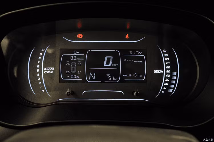 Nhìn vào hình ảnh nội thất, ta có thể dễ dàng nhận “độ tuổi” của mẫu minivan rẻ tiền này. Hệ thống radio của xe trông giống những gì đã ra đời cách đây hàng chục năm. Yema có cố gắng cải thiện Spica một chút với một bảng đồng hồ kỹ thuật số nhưng thực tế thì nó trông khá rối mắt. Cụm điều khiển trung tâm trông cũng cực kỳ đơn giản với chỉ một bộ chọn số đơn lẻ.