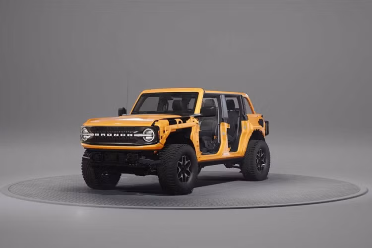 Một trong những khía cạnh hấp dẫn nhất của Ford Bronco 2021 mới là chuyện nhà sản xuất cho phép khách hàng tự do tạo nên chiếc xe off-road lý tưởng của họ. Ở một khía cạnh, điều đó đồng nghĩa rằng Ford cung cấp gói nâng cấp Sasquatch cho mọi phiên bản, phát triển một danh sách trang bị khổng lồ, và bổ sung một số phụ kiện làm tùy chọn lắp đặt từ nhà máy. Nhưng ở một khía cạnh tinh vi hơn, Bronco có tính chất tùy chỉnh cao mà hiếm chiếc xe nào khác từng có.