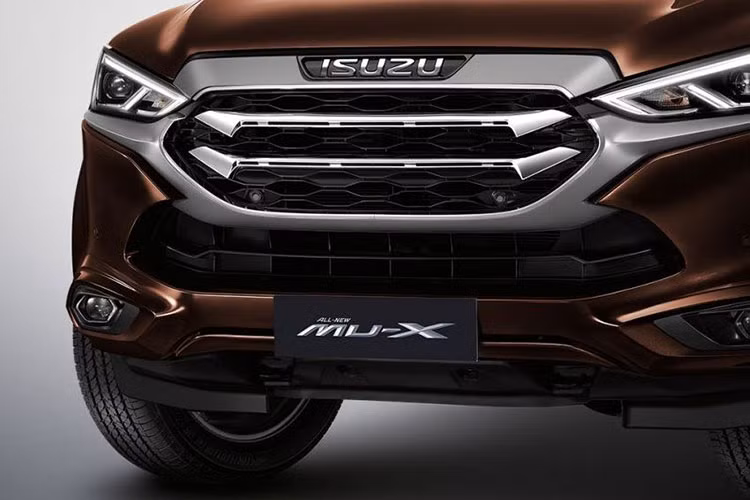 Hãng Isuzu cho biết, phần lớn khách hàng đặt mua mẫu SUV cỡ trung này đều chọn bản Ultimate cao cấp nhất. Trong khi đó, màu sơn được người tiêu dùng Thái Lan ưa chuộng nhất của Isuzu MU-X 2021 mới là trắng ngọc trai.