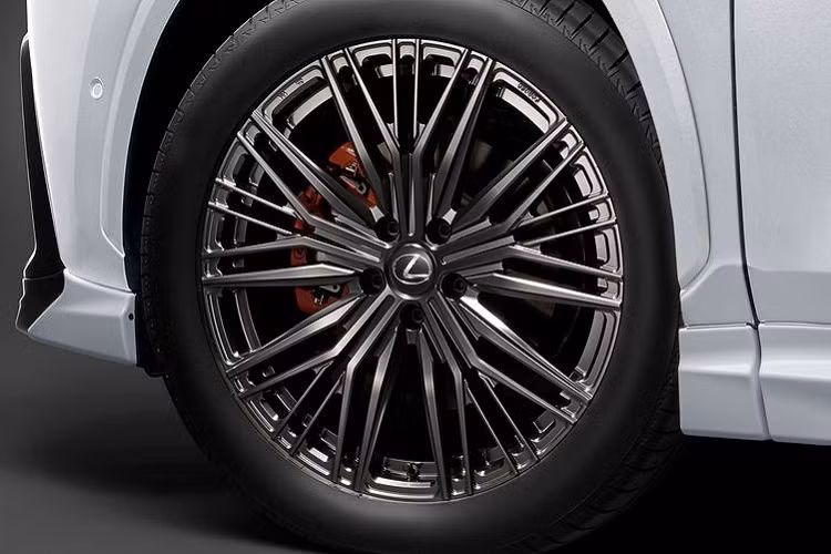 Ngoài ra, nhóm TRD đã phát triển bộ giảm chấn hiệu suất phía trước và phía sau cho Lexus NX 2022 để giảm tiếng ồn và độ rung, từ đó mang đến không gian cabin yên tĩnh hơn, thoải mái hơn.