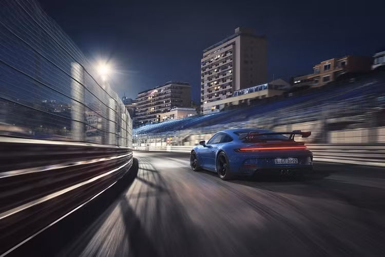 Hiện hãng Porsche tại Thái Lan đã bắt đầu nhận đặt cọc của khách hàng muốn mua xe. Với mức giá xe Porsche 911 GT3 2022 khởi điểm khá cao, hiện chưa rõ sau Thái Lan mẫu xe thể thao này có trình làng tại Việt Nam hay không.