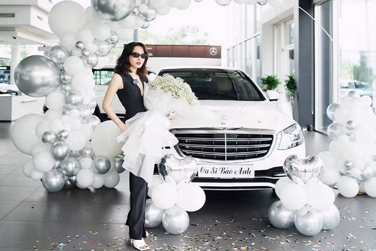 Bảo Anh chia sẻ, do chiếc xe ôtô đầu tiên mình sở hữu là Audi A5 đã quá cũ nên quyết định tìm người "bạn đời" mới là một chiếc xe sang Mercedes-Benz S450 được đặt hàng mua chính hãng và mới bàn giao cho nữ ca sĩ trong vài ngày gần đây. Mercedes-Benz S450 của Bảo Anh là 1 trong những mẫu xe sang rất được các nghệ sĩ Việt chọn mua như Trấn Thành, hot girl Sam, Nhật Kim Anh, nhà thiết kế Đỗ Mạnh Cường, Duy Mạnh, Hòa Minzy, Hiền Hồ.