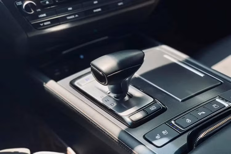 Genesis G80 Sport 2018 sử động cơ xăng V6, dung tích 3.3L sử dụng tăng áp kép (Twin-turbo) cho công suất tối đa 365 mã lực tại 6.000 vòng/phút và mô-men xoắn 509Nm đạt được ngay tải dải vòng tua thấp từ 1.300 – 4.500 vòng/phút.