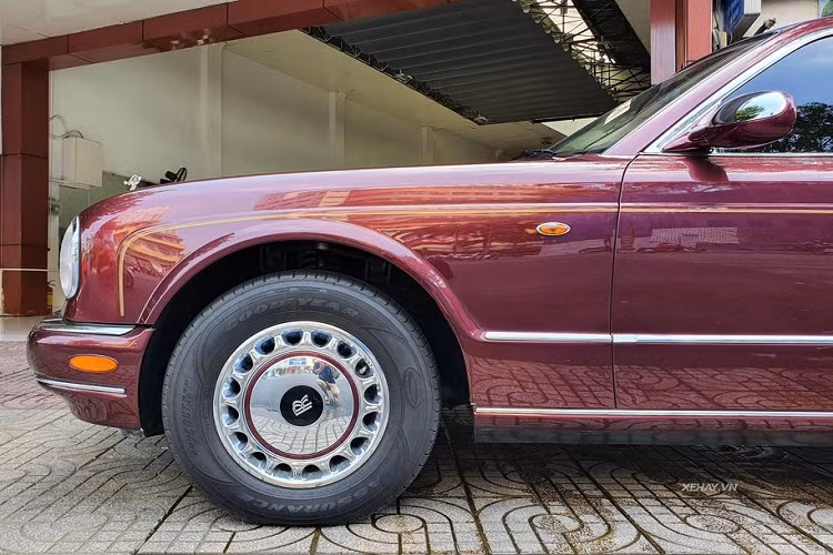 Do đó, chiếc Rolls-Royce Silver Seraph 1999 này không chỉ hiếm tại Việt Nam mà ngay cả ở những nước giàu có như Mỹ, UAE hay Trung Quốc... số lượng xe lăn bánh cũng chỉ rất nhỏ.