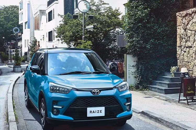 Doanh số ngày càng tụt hậu của những mẫu xe Toyota tại Việt Nam so với các đối thủ trong những tháng cuối năm 2020 và đầu năm 2021, và đặc biệt là tháng 4/2021 vừa qua, thì việc đem về một mẫu xe như Toyota Raize 2021 mới sẽ làm "tươi mới" cho thương hiệu ôtô đình đám Nhật Bản tại Việt Nam cũng là điều dễ hiểu.