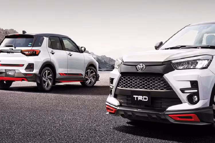 Về trang bị nội thất, Toyota Raize được trang bị đồng hồ thông số sau vô lăng dạng kỹ thuật số 7 inch. Chính giữa bảng táp lô là màn hình giải trí 9 inch, đi kèm 6 loa giải trí, hỗ trợ kết nối Apple Carplay - Android Auto, khởi động bằng nút bấm, ghế bọc nỉ thiết kế hiện đại.