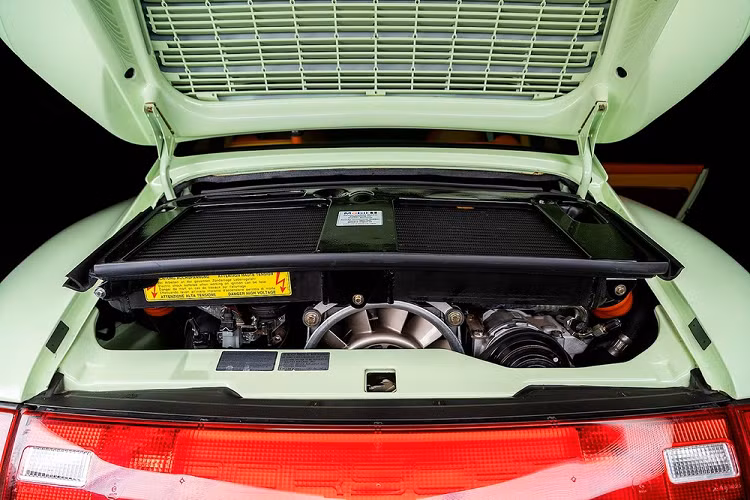 Nội thất là nơi khiến chiếc xe này trở thành “một cái gai” trong mắt những người hâm mộ Porsche cổ thuần túy. Sự bùng nổ đầy màu sắc của chất liệu da và gỗ trong cabin hẳn là thiết kế điên rồ nhất mà chúng ta từng thấy trên một chiếc Porsche 911.