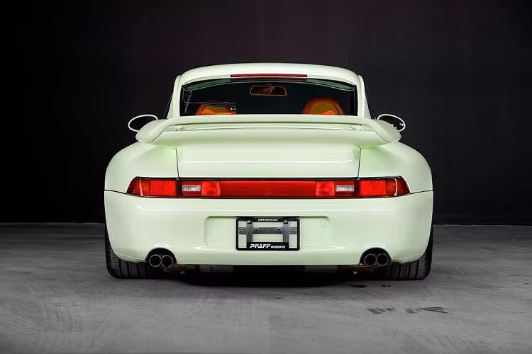 Theo đơn vị bán Pfaff Reserve, chiếc Porsche này có màu Vàng Vanilla trên nội thất da hai tông màu cam và vàng của Porsche, các chi tiết trang trí cửa bằng gỗ, và rất nhiều tùy chọn Porsche Exclusive khác.