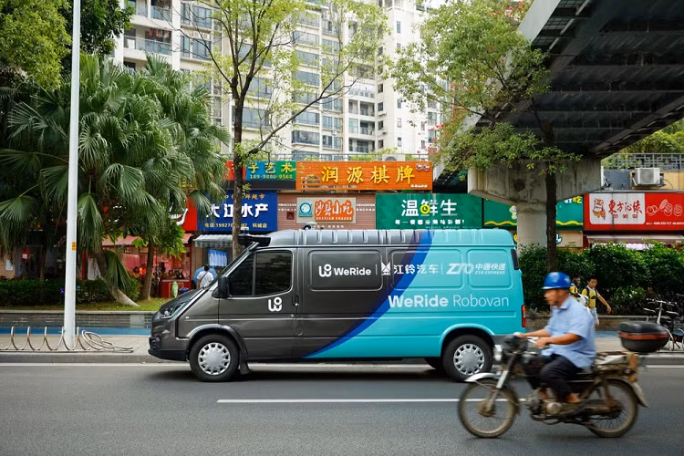 Công nghệ do công ty Trung Quốc phát triển bao gồm bản đồ HD được xây dựng nội bộ bao phủ hàng nghìn km qua các thành phố khác nhau, cộng với tính năng bản địa hóa theo thời gian thực nhờ một loạt cảm biến tích hợp.