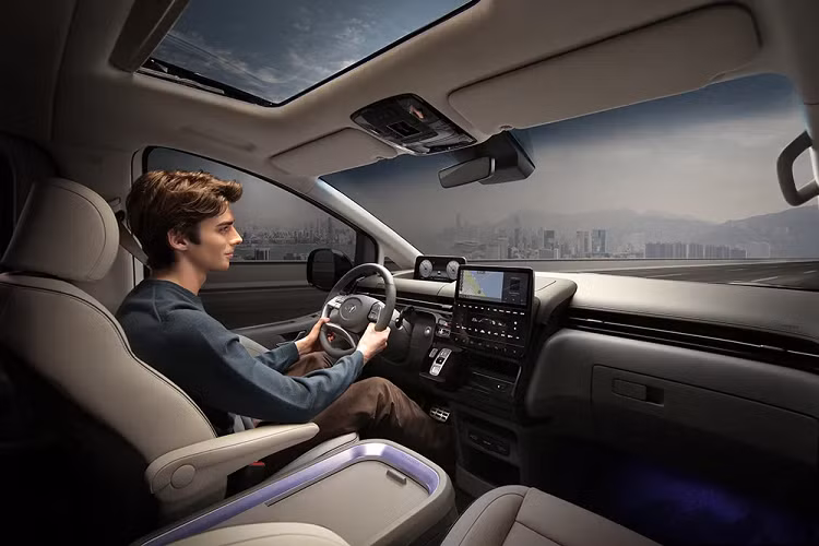 Hyundai Staria lần đầu tiên được tiết lộ vào tháng 3 năm nay và đã được bán ở Thái Lan từ tháng 7. Mẫu xe nổi bật với thiết kế đậm chất tương lai với phần thân xe gần giống tàu con thoi.