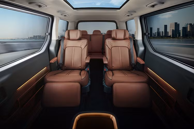 Các chi tiết ở đầu xe được sắp xếp khác lạ hoàn toàn các mẫu MPV thường thấy. Đặc biệt dải đèn LED chiếu sáng ban ngày dạng dẹt mảnh mai là điểm nhấn rõ rệt ở đầu xe.