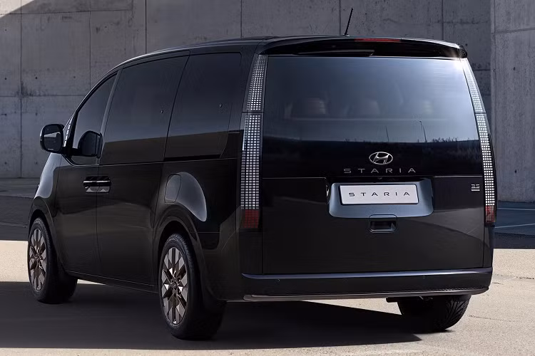 Mẫu xe MPV Hyundai Staria Premium 2021 phiên bản dùng động cơ diesel dung tích 2.2 lít cho công suất 177 mã lực và mô-men xoắn 431 Nm kết hợp với hộp số tự động 8 cấp và hệ dẫn động cầu trước.