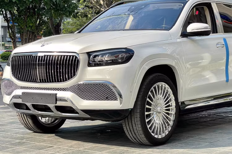 Tuy nhiên các xe GLS 600 về Việt Nam đều mang tông màu đen ở ngoại thất, màu đen tôn lên vẻ bí ẩn, quyền lực nhưng màu đen cũng là màu cơ bản được dùng trên nhiều ô tô hiện nay. Do đó, chiếc GLS 600 sở hữu màu trắng ngoại thất mới được một công ty nhập khẩu xe tư nhân đưa về Việt Nam thực sự là món đồ thời trang độc đáo.