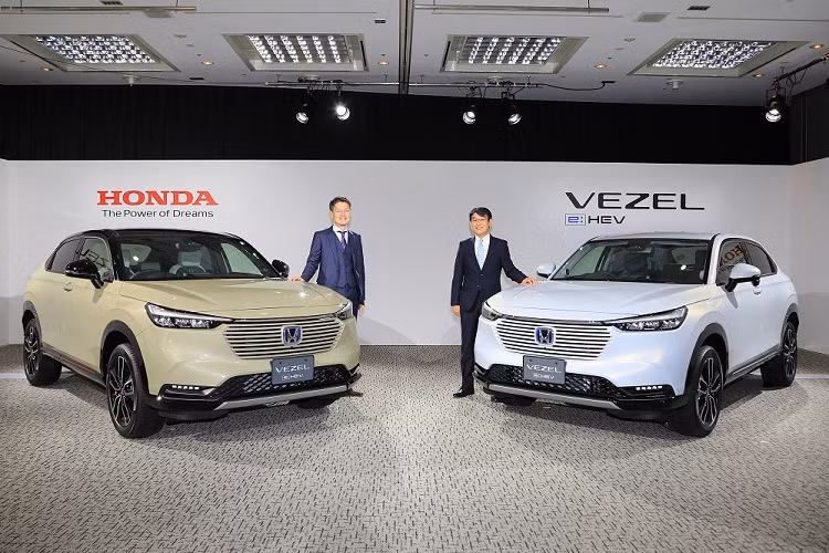 Tuy nhiên, Honda HR-V 2022 ở Đông Nam Á lại có 2 điểm khác biệt, đó là lưới tản nhiệt và bộ vành đều được sơn màu đen. Nhiều khả năng mẫu SUV cỡ B này ở Đông Nam Á sẽ dùng lưới tản nhiệt màu đen thay vì sơn giống màu thân xe như Vezel dành cho Nhật Bản. Cũng có thể chiếc Honda HR-V 2022 trên đường thử tại Thái Lan được sơn màu đen.