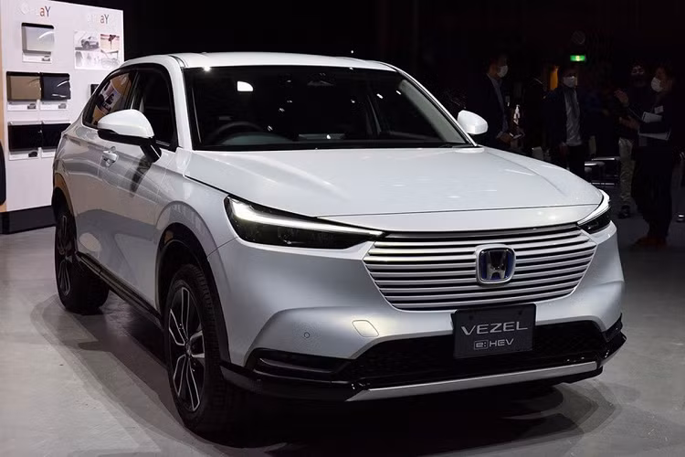 Về trang bị tiện nghi, Honda Vezel 2022 ở Nhật Bản có cửa sổ trời toàn cảnh Panorama cỡ lớn hơn trước, dùng kính Low-E đặc biệt nhằm giảm thiểu tia hồng ngoại và tia cực tím lọt vào bên trong xe. Thêm vào đó là màn hình cảm ứng 9 inch nằm độc lập trên mặt táp-lô, màn hình 7 inch trong bảng đồng hồ, hệ thống âm thanh 10 loa, rèm che nắng dạng trượt ở hàng ghế trước, đèn trần xe điều khiển cảm ứng và sạc điện thoại thông minh không dây. Đặc biệt, Vezel mới còn là mẫu xe Honda đầu tiên có hệ thống WiFi trong xe.