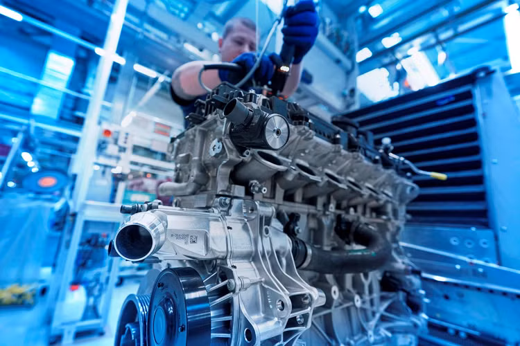 Tuy nhiên, mẫu xe SUV BMW X3 M đã phần nào đem lại cảm giác lái này với độ phản hồi tốt, cảm giác lái chân thật khi người cầm lái cài đặt chế độ Sport và Sport+.